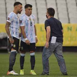 سجال بين السلطات واللاعبين