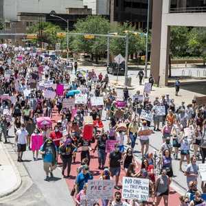 متظاهرون في تكساس ضد إجراءات الإجهاض الجديدة.
