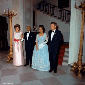 الملك والملكة لدى استقبالهما من الرئيس كينيدي وزوجته