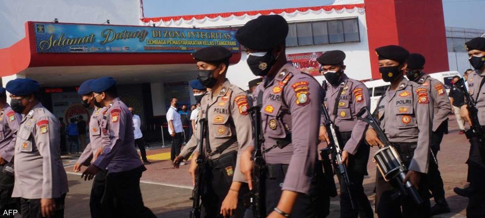 قوة أمنية إندونيسية في محيط السجن.