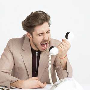 صورة تعبيرية لموظف غاضب أثناء العمل