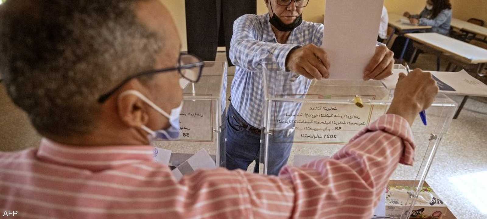 ناخبون يدلون بأصواتهم في أحد مراكز الاقتراع بالرباط.
