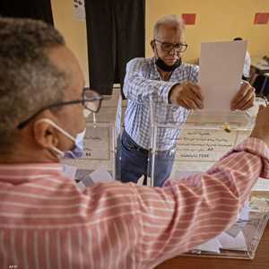 ناخبون يدلون بأصواتهم في أحد مراكز الاقتراع بالرباط.