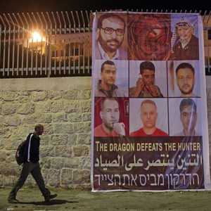 ملصق يحمل صور المعتقلين الستة الذين تمكنوا من الهرب.