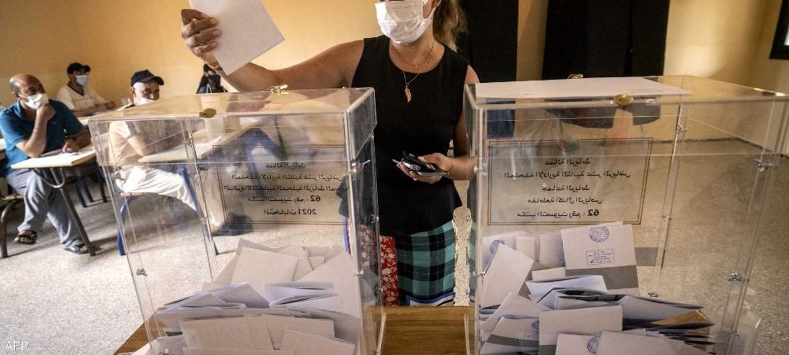 ناخبة مغربية تدلي بصوتها في أحد مراكز الاقتراع في الرباط.