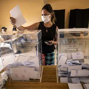 ناخبة مغربية تدلي بصوتها في أحد مراكز الاقتراع في الرباط.