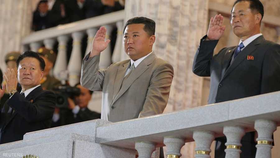 لم يبث التلفزيون الحكومي لقطات من العرض الذي حضره الزعيم كيم جونغ أون حتى صباح الخميس.