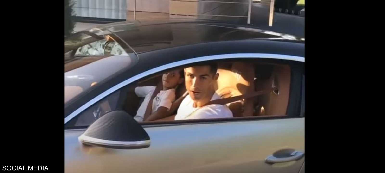 يعشق رونالدو اقتناء السيارات الرياضية الفاخرة