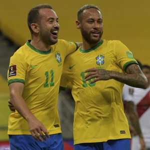 إيفرتون ريبيرو يحتفل بهدفه مع نيمار