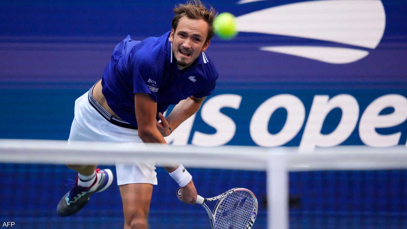 ميدفيديف ينتظر جوكوفيتش أو زفيريف في النهائي