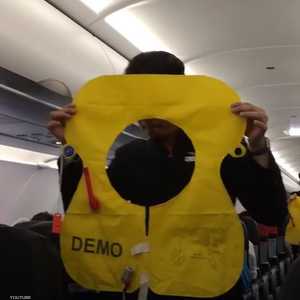 يتم التشديد على عدم فتح سترة النجاة إلا عند مغادرة الطائرة