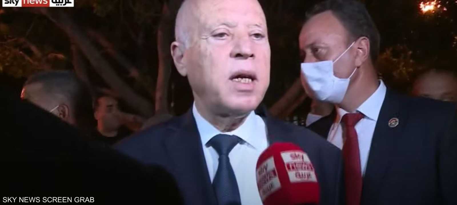 الرئيس التونسي متحدثا إلى موفد سكاي نيوز عربية في تونس.