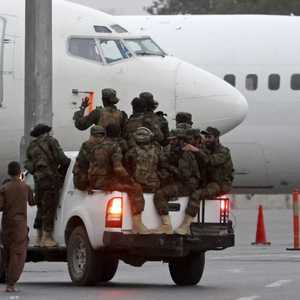 مسلحون من حركة طالبان في مطار كابول.