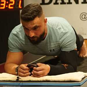 أسترالي يحقق رقما قياسيا في تمرين التمدد للبطن