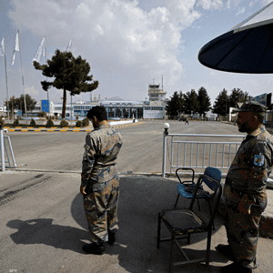عنصران من شرطة الحدود خارج المباني الرئيسية بمطار كابل