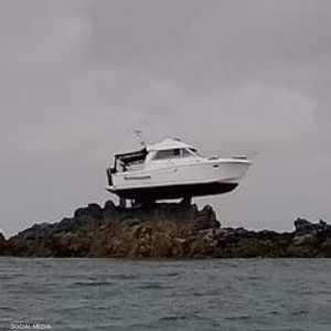 القارب فوق الصخرة في القنال الإنجليزي