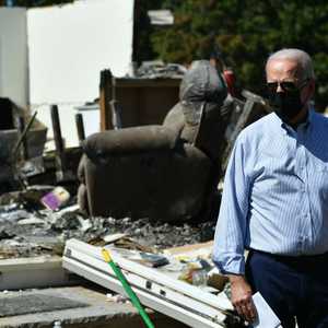 قال بايدن إن واحدا من كل ثلاثة مجتمعات أميركية تعرضت لخسائر