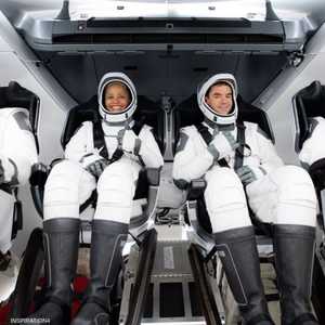 المدنيون على متن الرحلة التاريخية