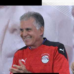 كارلوس كيروش مرتديا قميص منتخب مصر