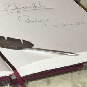 توقيع الأمير فيليب والملكة إليزابيث في إحدى الفعاليات