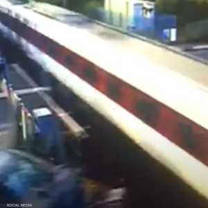 تصادم سيارة بقطار