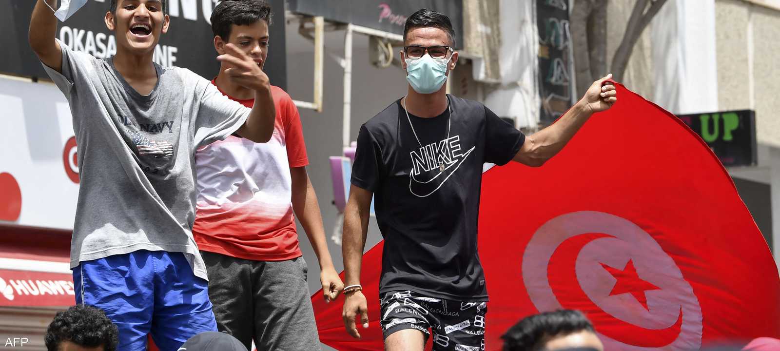 الشارع التونسي يتطلع إلى حكومة تخفف وطأة الأزمة