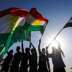 عراقيون أكراد يرفعون علم كردستان