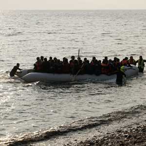 مهاجرون غير شرعيين يصلون إحدى الجزر اليونانية