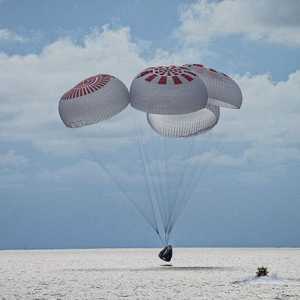 عودة أول سياح إلى الأرض قبالة ساحل فلوريدا.