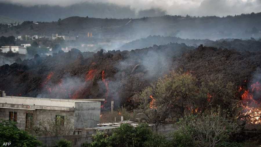 السلطات أجلت نحو خمسة آلاف من قرى في جزيرة لا بالما في الكناري مع تدفق الحمم.