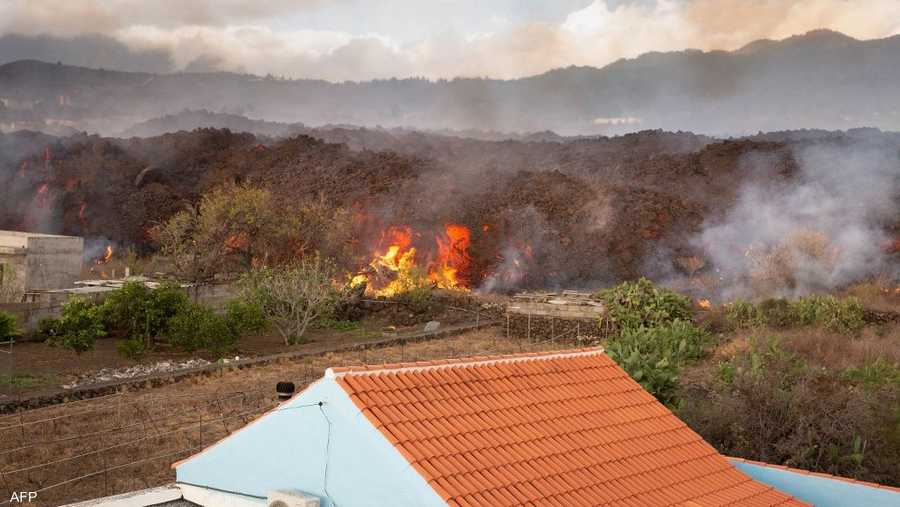 انفجار الحمم لارتفاع وصل إلى 15 مترا، وابتلع في طريقه عددا من المنازل في قرية إل باسو.