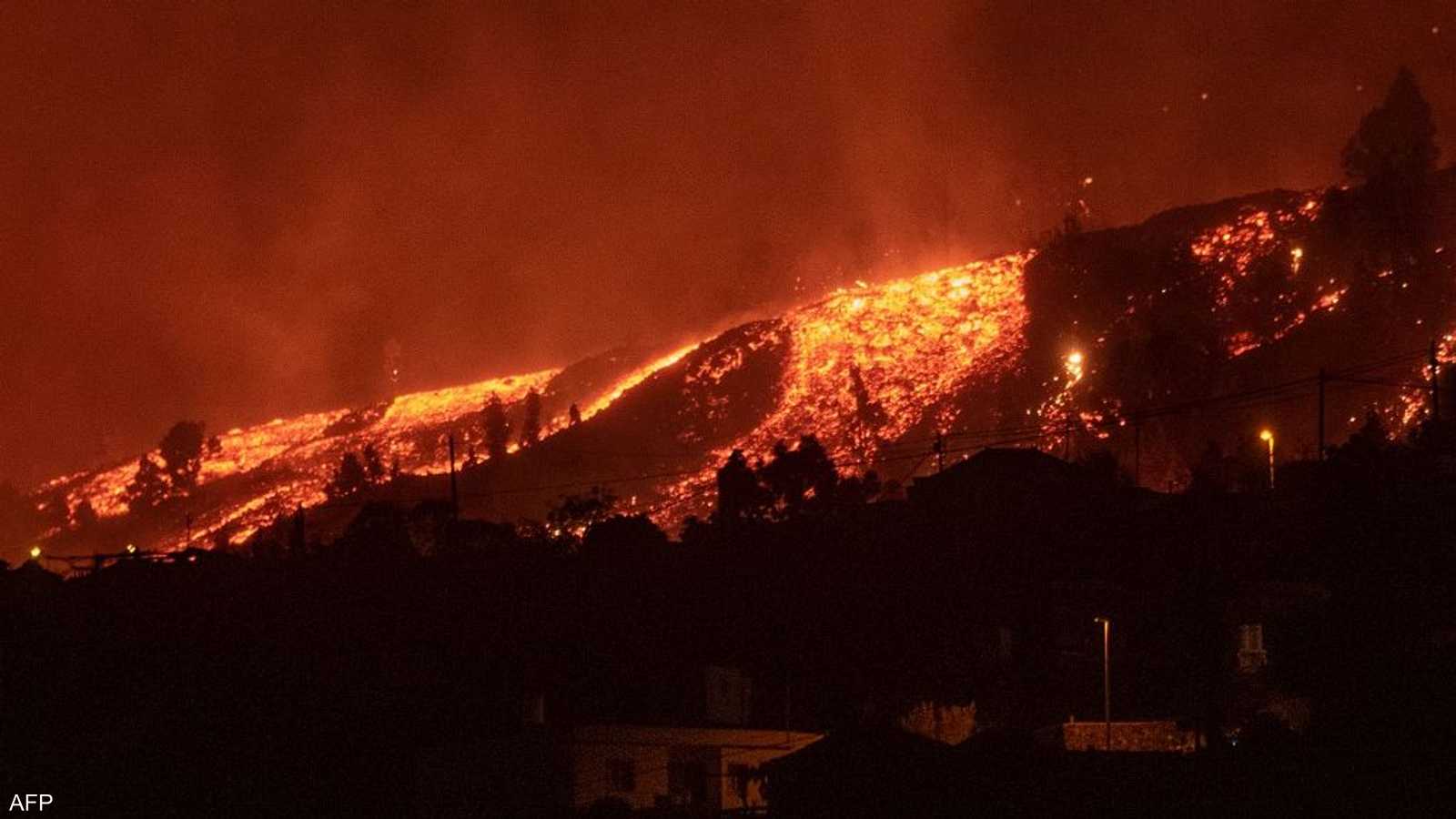 تدفقت الحمم من بركان ثائر في جزيرة لا بالما الإسبانية.