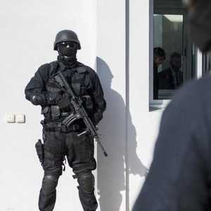 عنصران من الأمن المغربي