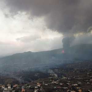 الرماد الناجم عن البركان يغطي المنطقة المحيطة به