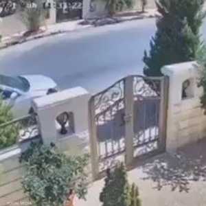 لحظة خروج السائق من السيارة لإزالة حقيبة الطفل