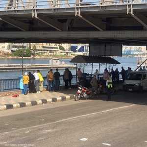 صعد الشاب إلى أعلى السور الحديدي للجسر والقفز في المياه