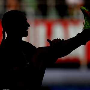 إبرا معروف بالحركات الأكروباتية