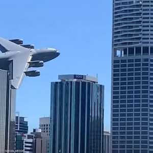 طائرة حربية أستراليا بين ناطحات السحاب.