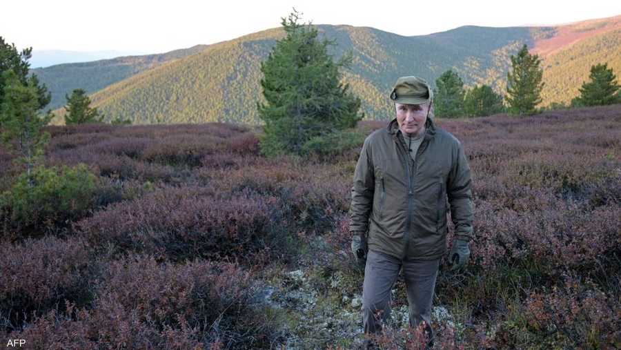 صورة أخرى أظهرت الرئيس الروسي وهو يسير في مروج خضراء.