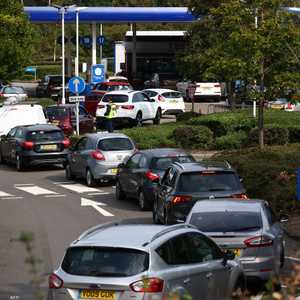 تكدس السيارات أمام محطات الوقود