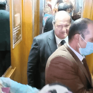 خالد الصاوي لم يخف انزعاجه من تحلق المعجبين