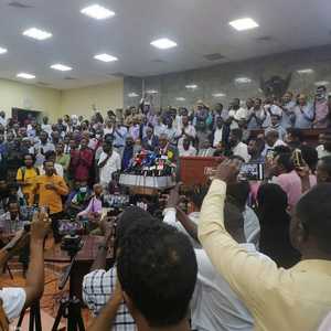 احتشد المئات داخل مقر لجنة تفكيك النظام