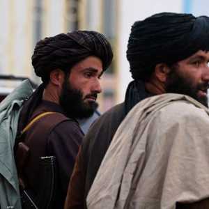 عنصران من حركة طالبان