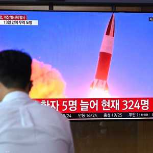 شاشة تلفزيون تعرض جانبا من عملية إطلاق الصاروخ الجديد.