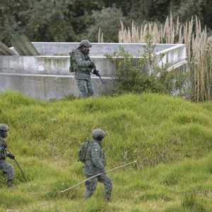 جنود خارج أحد السجون في الإكوادور.
