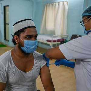 شاب يتلقى جرعة لقاح كورونا في الهند