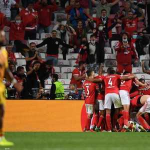 لاعبو بنفيكا يحتفلون بالفوز الكبير على برشلونة.