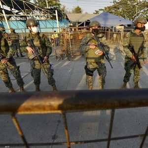 جنود خارج أحد السجون في الإكوادور.
