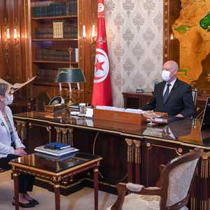 سعيد خلال لقائه بنجلاء رمضان المكلفة بتشكيل الحكومة