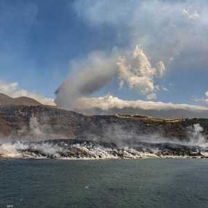 حمم بركان جزر الكناري تصل البحر